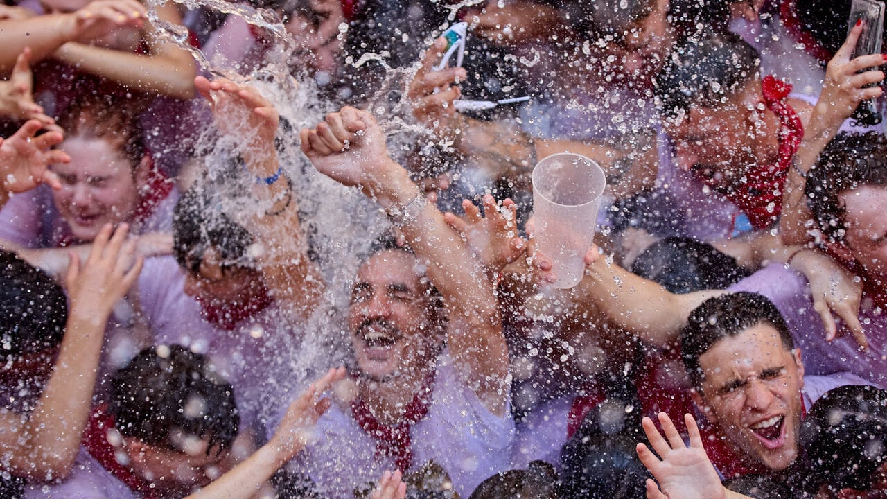 Pamplona. Navarra. 6 julio 2026. Fiestas. Sanfermines.
Ambiente por las calles de Pamplona en los momentos posteriores al Chupinazo que ha dado inicio a las Fiestas de San Fermin 2026 con el ya tradicional lanzamiento de agua desde los balcones, en Pamplona a 6 de julio de 2026. Cr&eacute;dito: I&ntilde;igo Alzugaray / Cordon Press