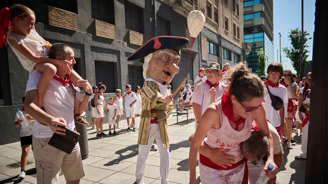 El calor obliga a modificar actos en Pamplona mientras sube el uso de villavesas en San Fermín