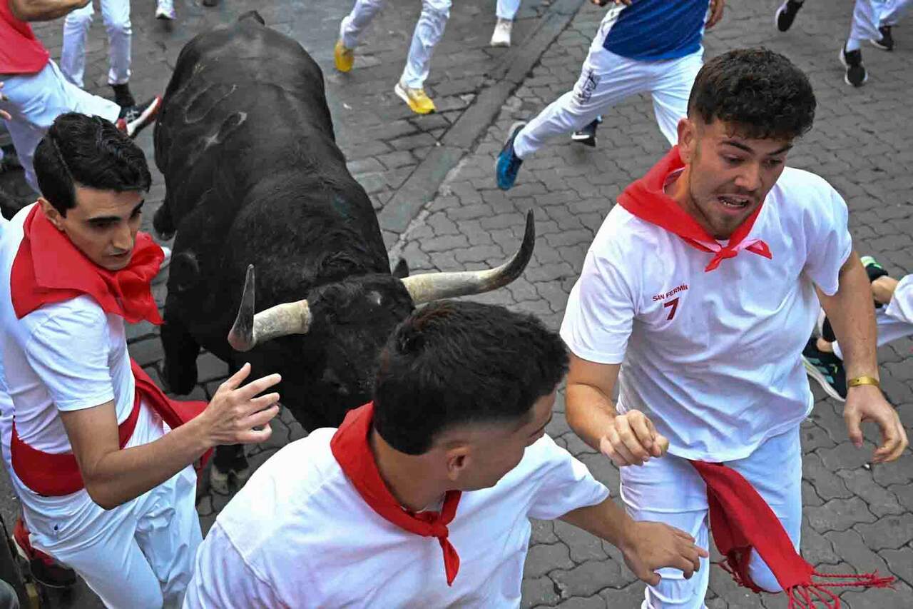 Varios  mozos perseguidos por uno de los toros de la ganader&iacute;a gaditana de Fuente Ymbro, durante el primer encierro de los Sanferimes 2026, este martes en Pamplona. EFE/Daniel Fern&aacute;ndez P&eacute;rez
