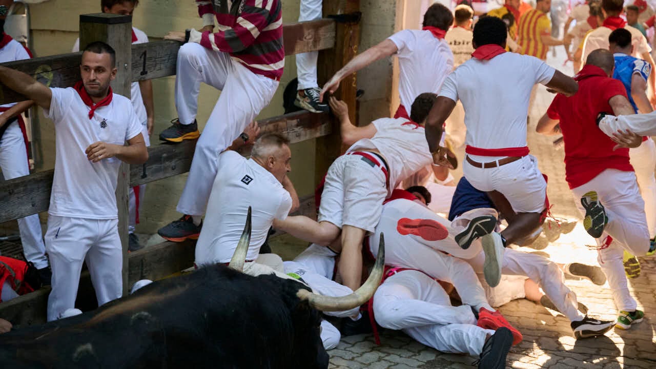 Primer encierro de las fiestas de San Ferm&iacute;n 2026 con toros de Fuente Ymbro en la bajada al callej&oacute;n. PABLO LASAOSA