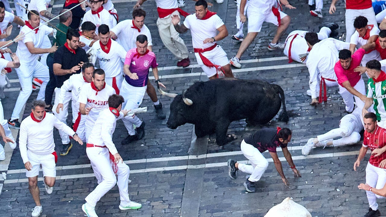 Primer encierro de San Ferm&iacute;n 2026 con toros de Fuente Ymbro. I&Ntilde;IGO ALZUGARAY