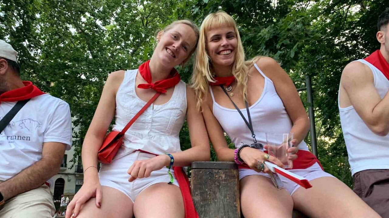 La locura de dos amigas en su primer encierro de Pamplona tras una noche 