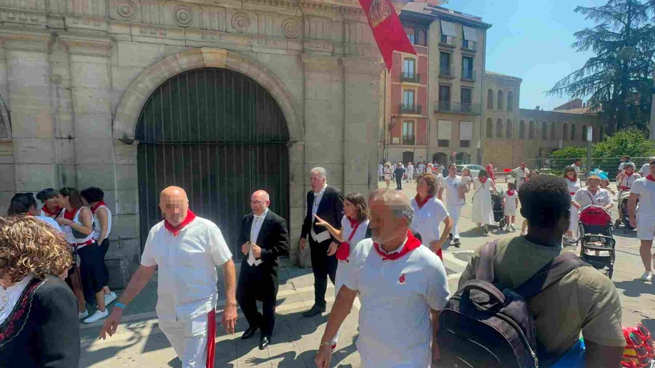 Joseba Asirón (EH Bildu) huye de la misa de San Fermín tras la procesión y planta al obispo para irse a almorzar