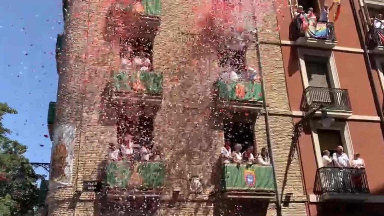 Lluvia de p&eacute;talos al paso de la imagen de San Ferm&iacute;n junto a San Lorenzo. Navarra.com
