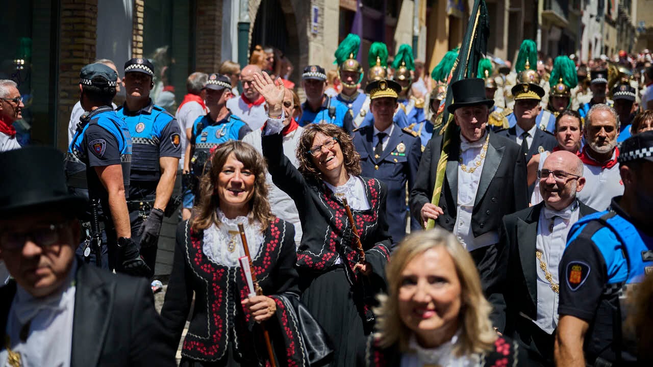 La Corporaci&oacute;n Municipal acompa&ntilde;a al Cabildo a la Catedral tras la procesi&oacute;n de San Ferm&iacute;n 2026. PABLO LASAOSA