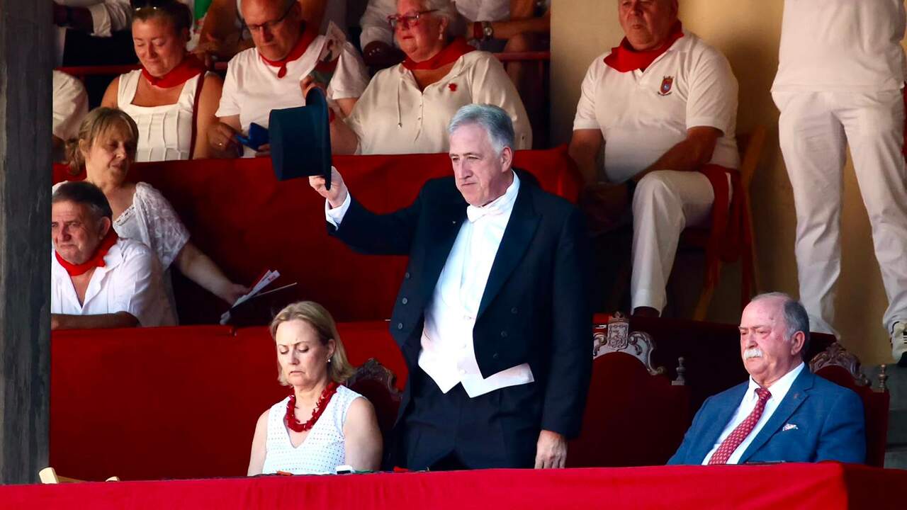 Tremenda pitada a Joseba Asiron (EH Bildu) en la plaza de toros de Pamplona: preside la corrida del día de San Fermín