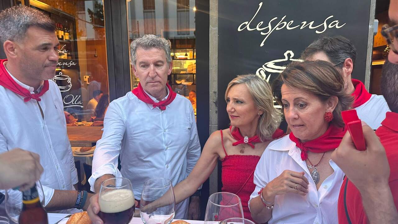 Feijóo vive la tarde taurina de Pamplona y se reúne después con la plana mayor del PP y UPN en La Olla