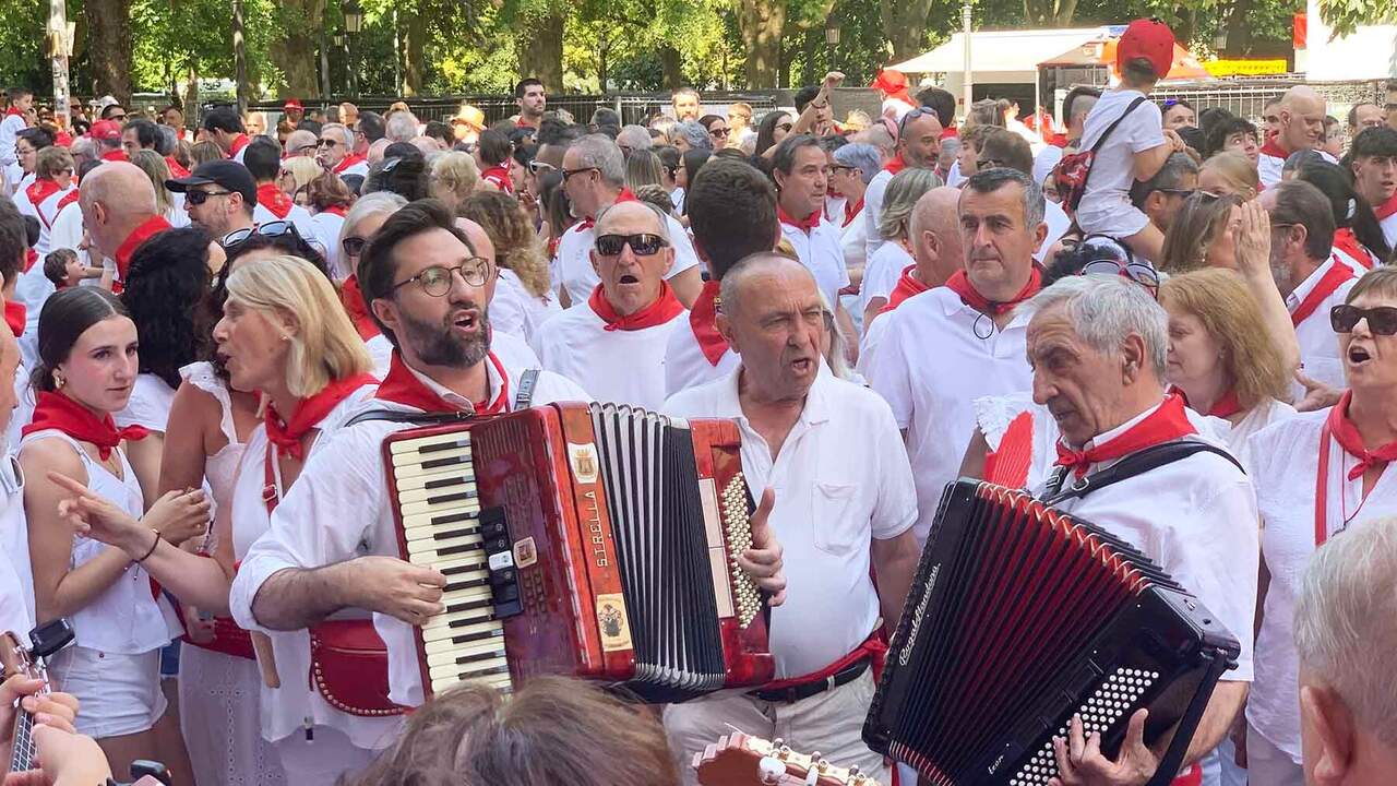 Los auroros de Tafalla y de Santa Mar&iacute;a la Real de Pamplona, cantando en la calle Mayor. Navarra.com