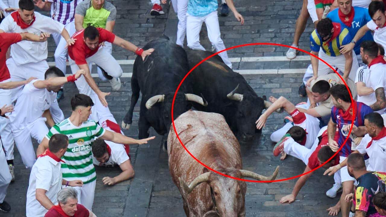 La foto del momento exacto de la cornada en el segundo encierro de San Fermín con toros de Cebada Gago