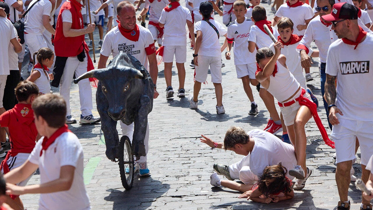 Encierro Txiki en la Cuesta de Santo Domingo de Pamplona durante las fiestas de San Ferm&iacute;n 2026. I&Ntilde;IGO ALZUGARAY
