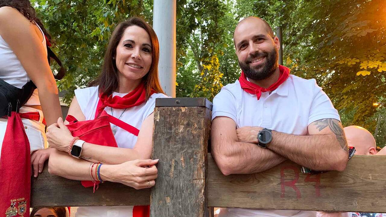 Soraya Hernández y Mario Inhiesto en el vallado del encierro de San Fermín. Navarra.com