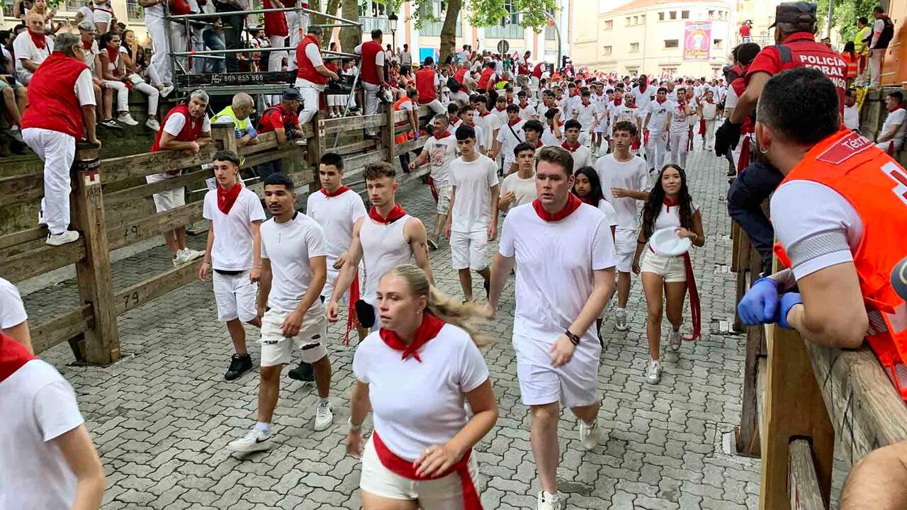El encierro de los valientes en la bajada al callej&oacute;n en San Ferm&iacute;n. Navarra.com