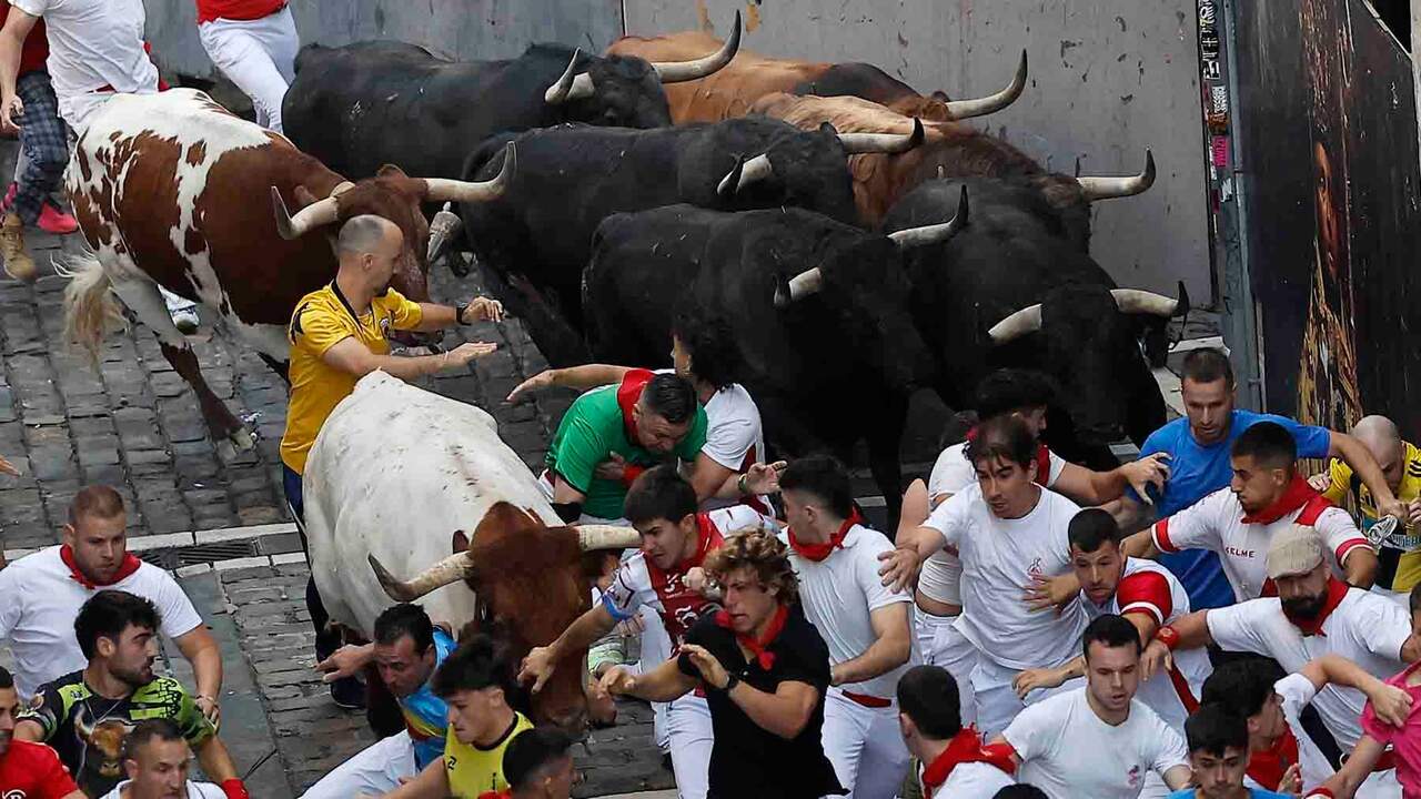 La locomotora de Victoriano del Río pasa por la Estafeta: el tercer encierro de San Fermín deja un herido por asta de toro
