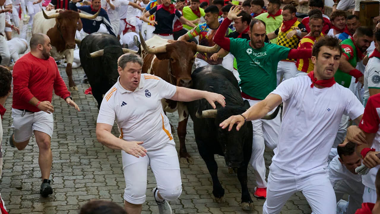 Tercer encierro de las fiestas de San Ferm&iacute;n 2026 con toros de Victoriano del R&iacute;o en la bajada al callej&oacute;n. PABLO LASAOSA