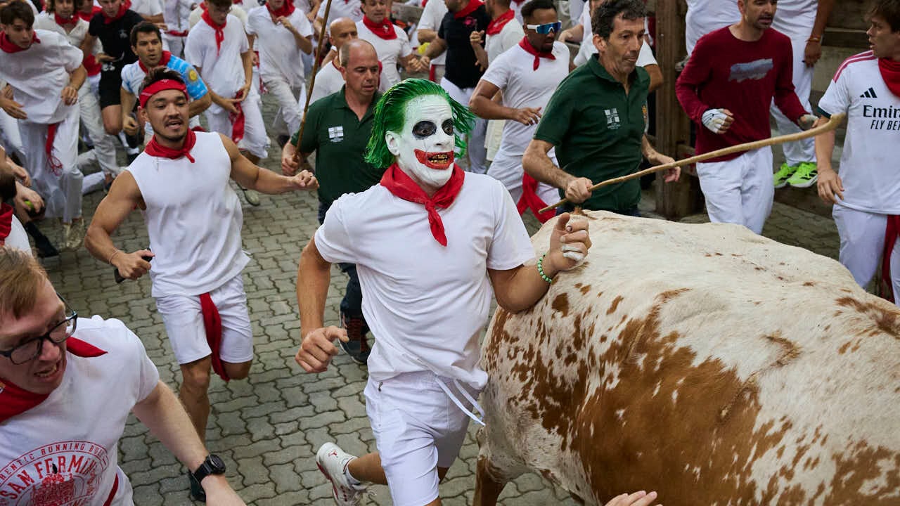 Pelo verde, la cara pintada y un astado pegado a su lado: el corredor más surrealista del tercer encierro de San Fermín