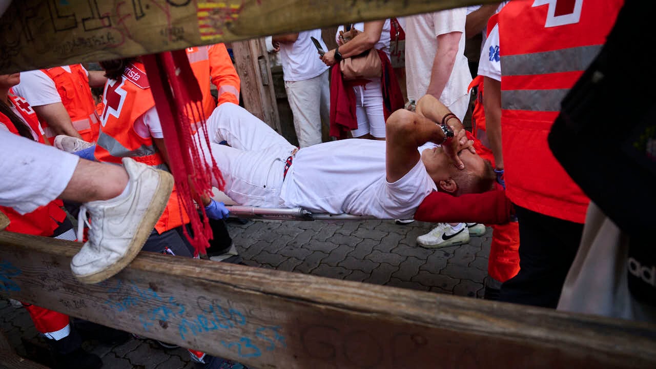 El tercer encierro de San Fermín deja un corneado en Telefónica y once heridos con los toros de Victoriano del Río