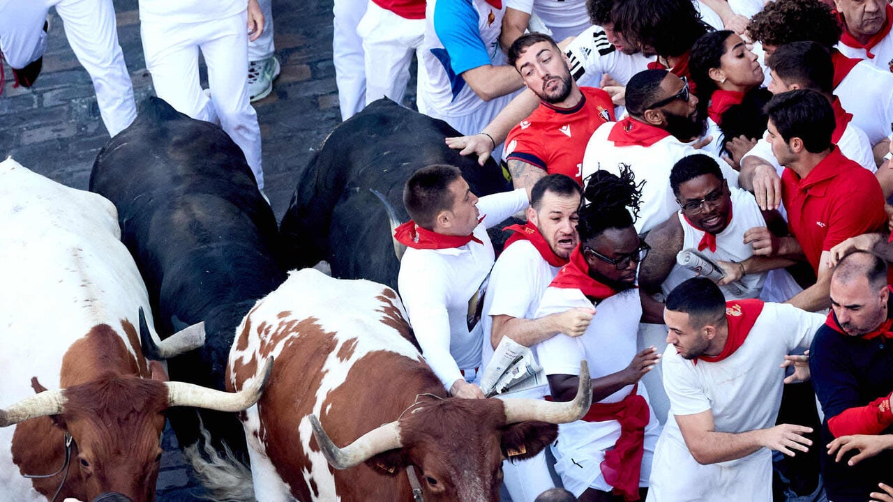 Tercer encierro de San Ferm&iacute;n 2026 con toros de Victoriano del R&iacute;o en el tramo de Telef&oacute;nica. I&Ntilde;IGO ALZUGARAY