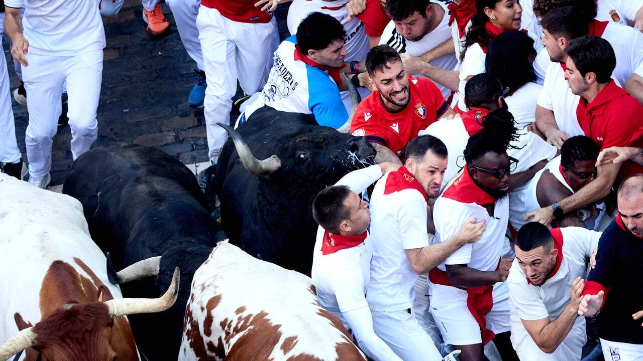 Tercer encierro de San Ferm&iacute;n 2026 con toros de Victoriano del R&iacute;o en el tramo de Telef&oacute;nica. I&Ntilde;IGO ALZUGARAY