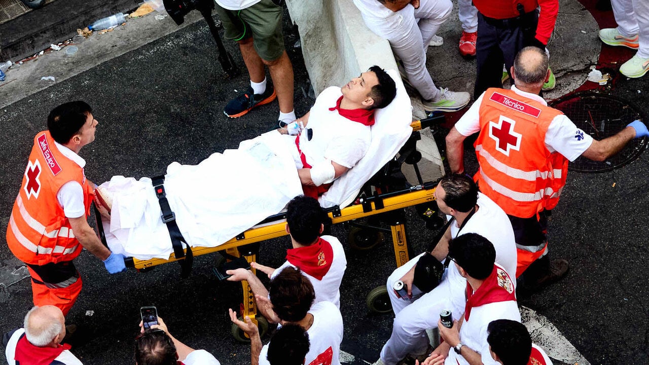 El tercer encierro de San Fermín deja un estadounidense corneado y doce heridos con los toros de Victoriano del Río