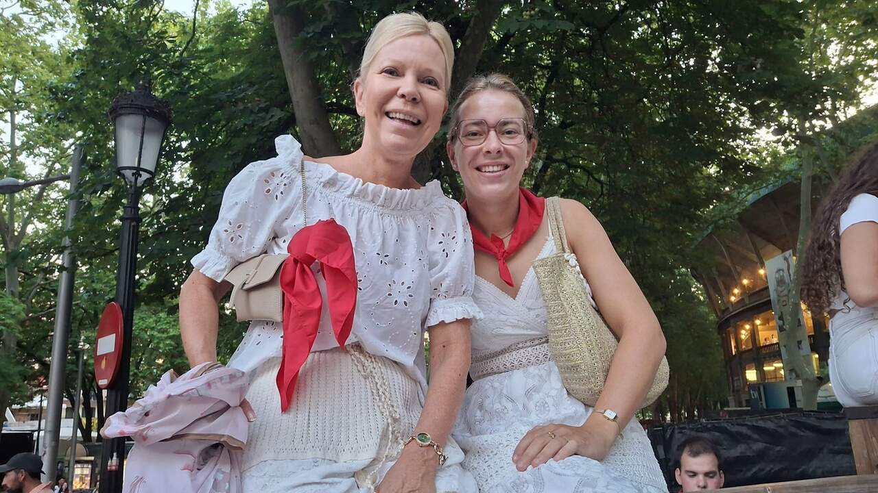 El viaje de Brujas a Pamplona para ver los toros: la primera vez de una madre y su hija en el encierro de San Fermín