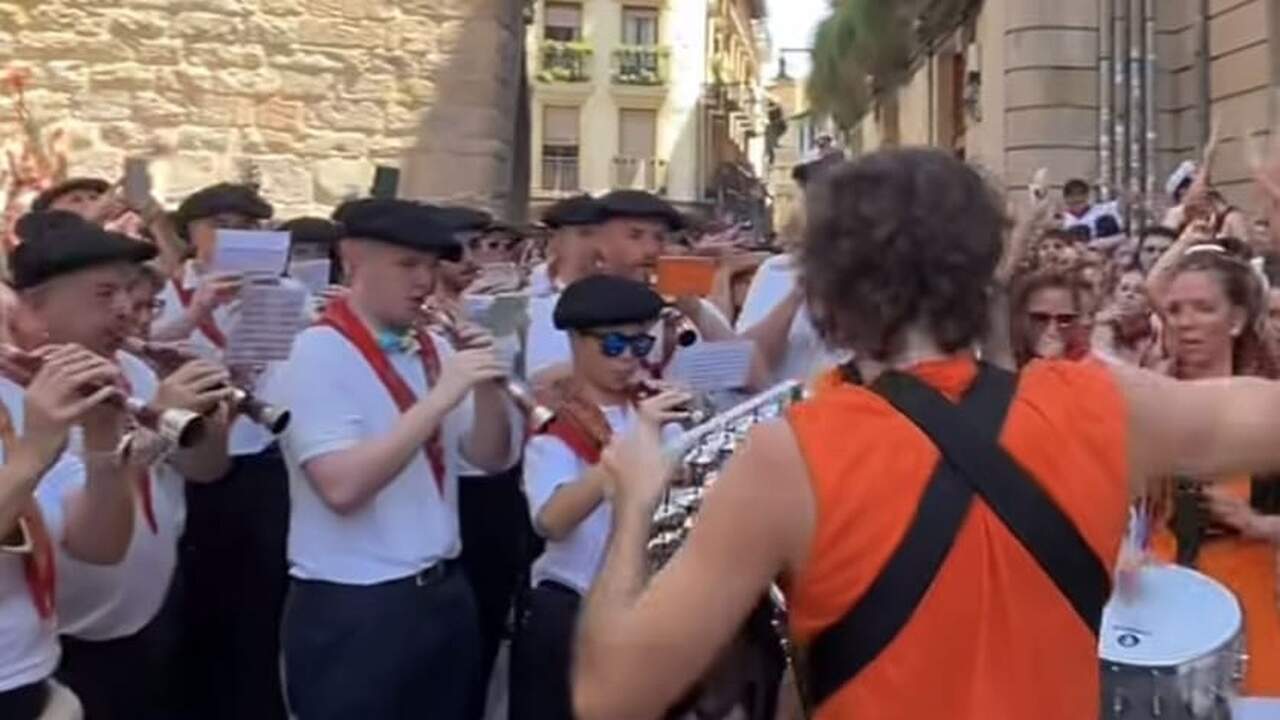Momento de la batucada en Florencio Ansoleaga