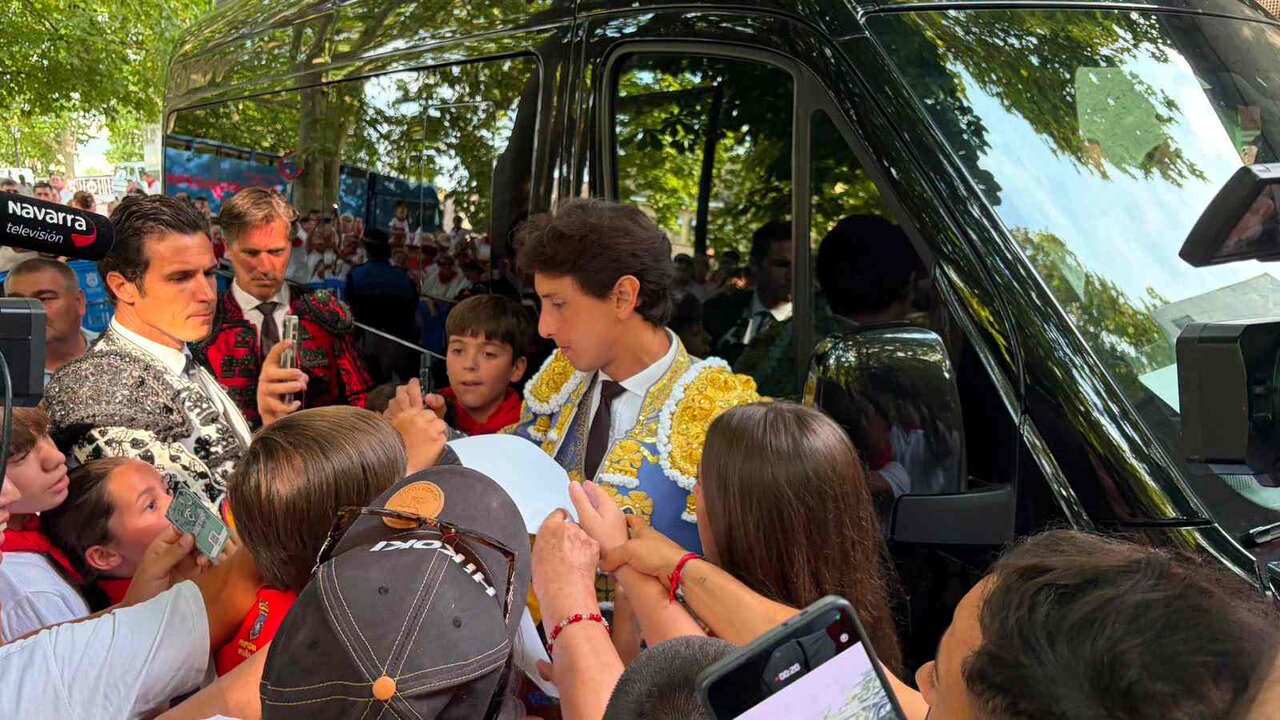 El torero peruano Roca Rey a su llegada a la plaza de toros de Pamplona. PABLO LASAOSA.