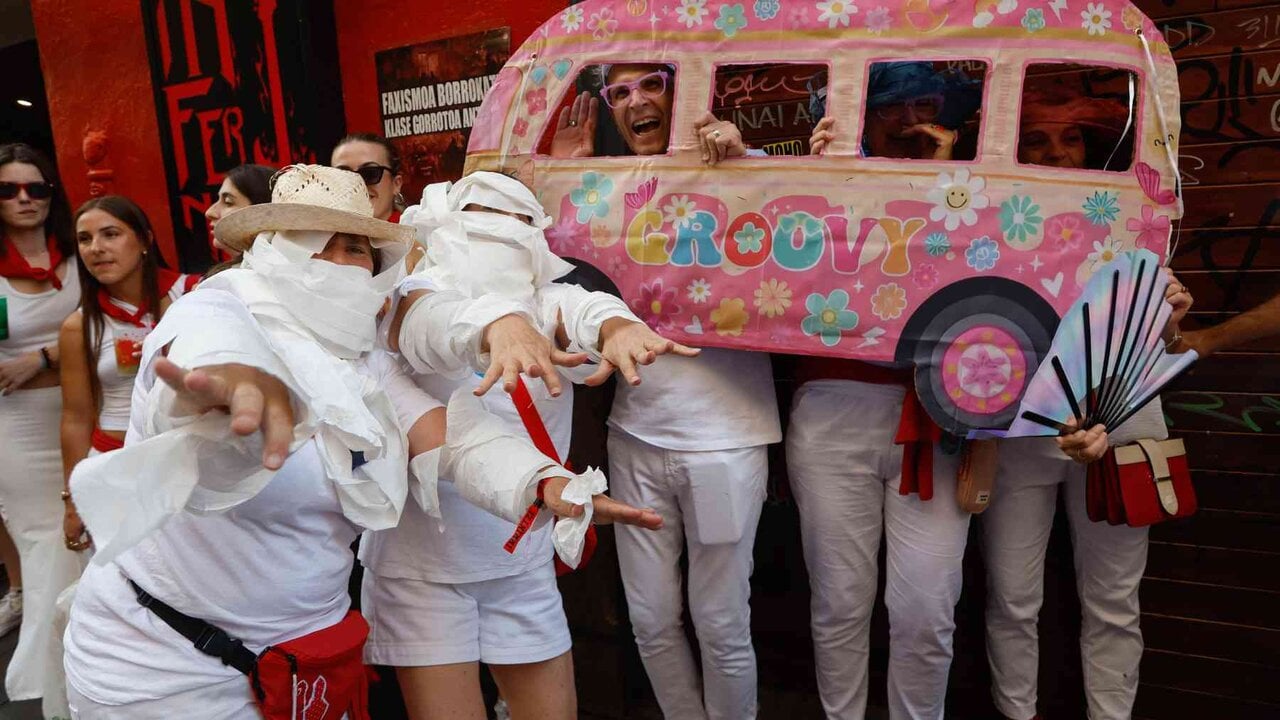 Disfrazados de momia y de autobús en San Fermín: la excepción más divertida al uniforme blanco y rojo