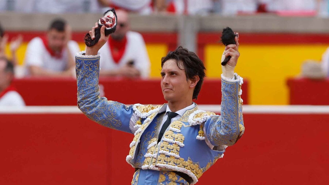 Roca Rey recupera su trono en Pamplona y David de Miranda abre la puerta grande en su debut en San Fermín