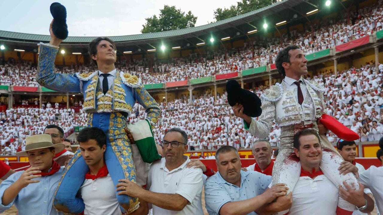 Roca Rey recupera su trono en Pamplona y David de Miranda abre la puerta grande en su debut en San Fermín