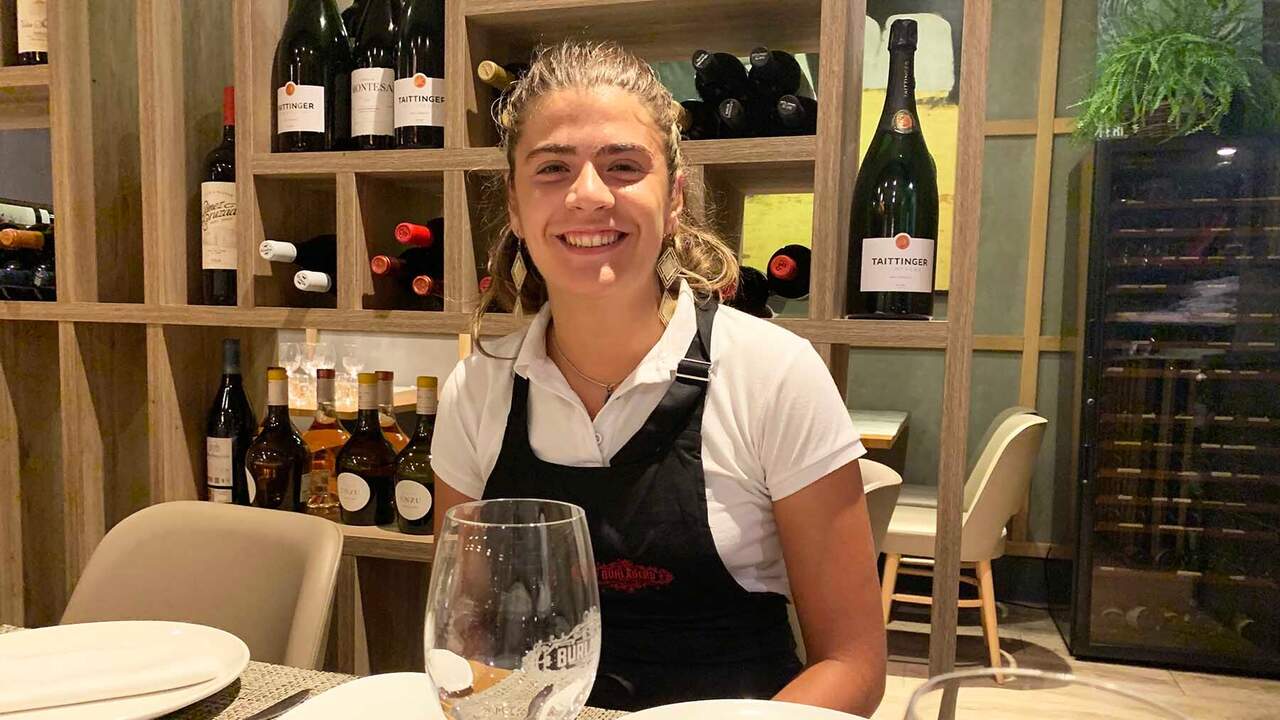 Los primeros Sanfermines de Maialen trabajando en un bar de Pamplona: “Así ahorro para el resto del verano”