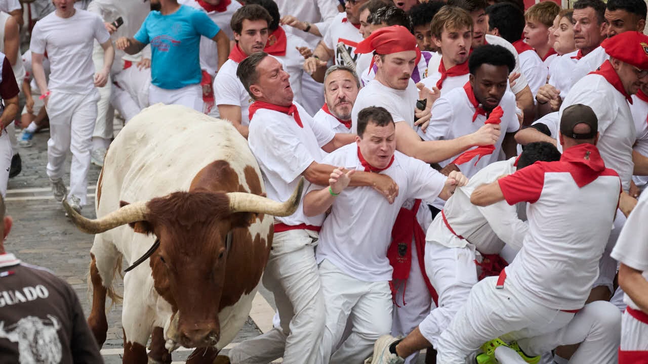 Cuarto encierro de San Ferm&iacute;n 2026 con toros de &Aacute;lvaro N&uacute;&ntilde;ez en el tramo de Telef&oacute;nica. PABLO LASAOSA