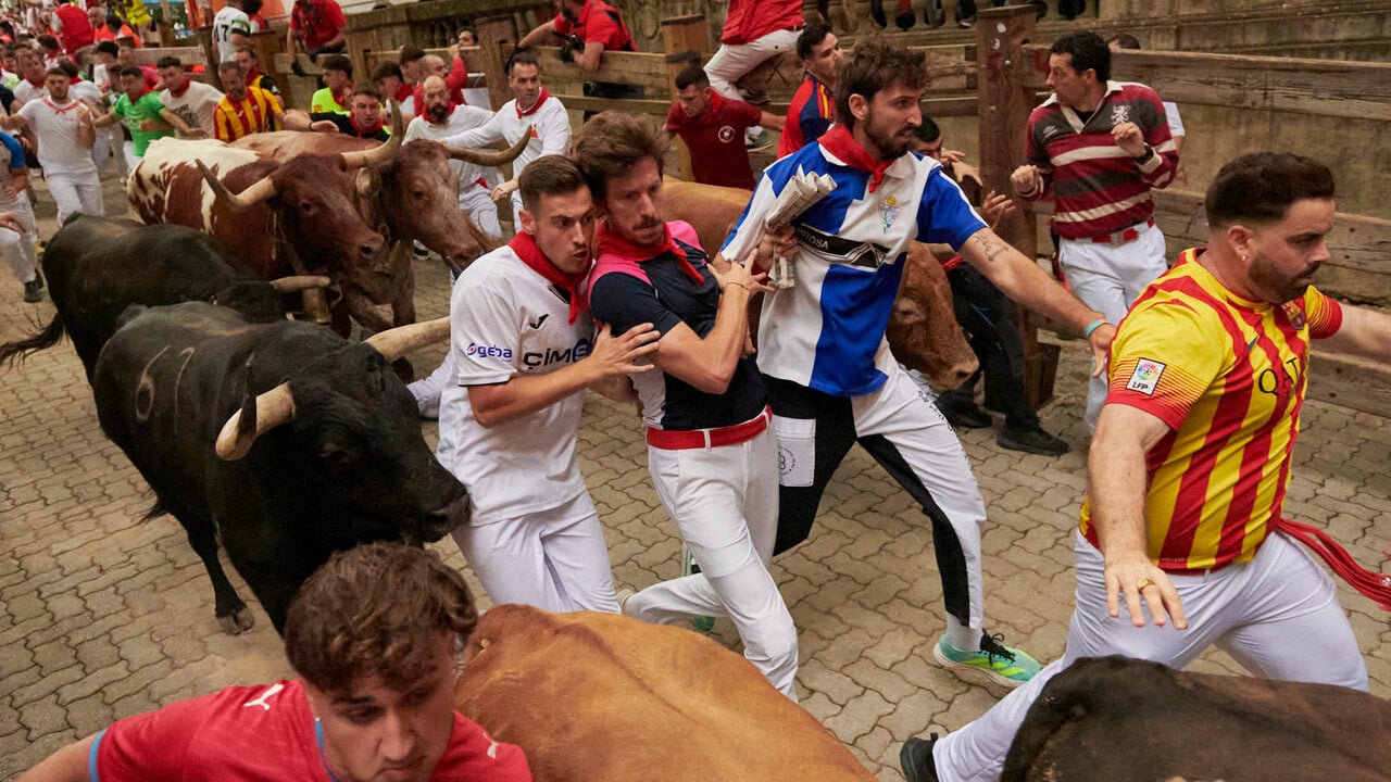 Cuarto encierro de San Ferm&iacute;n 2026 desde la bajada al callej&oacute;n con toros de &Aacute;lvaro N&uacute;&ntilde;ez. IRANZU LARRASOA&Ntilde;A