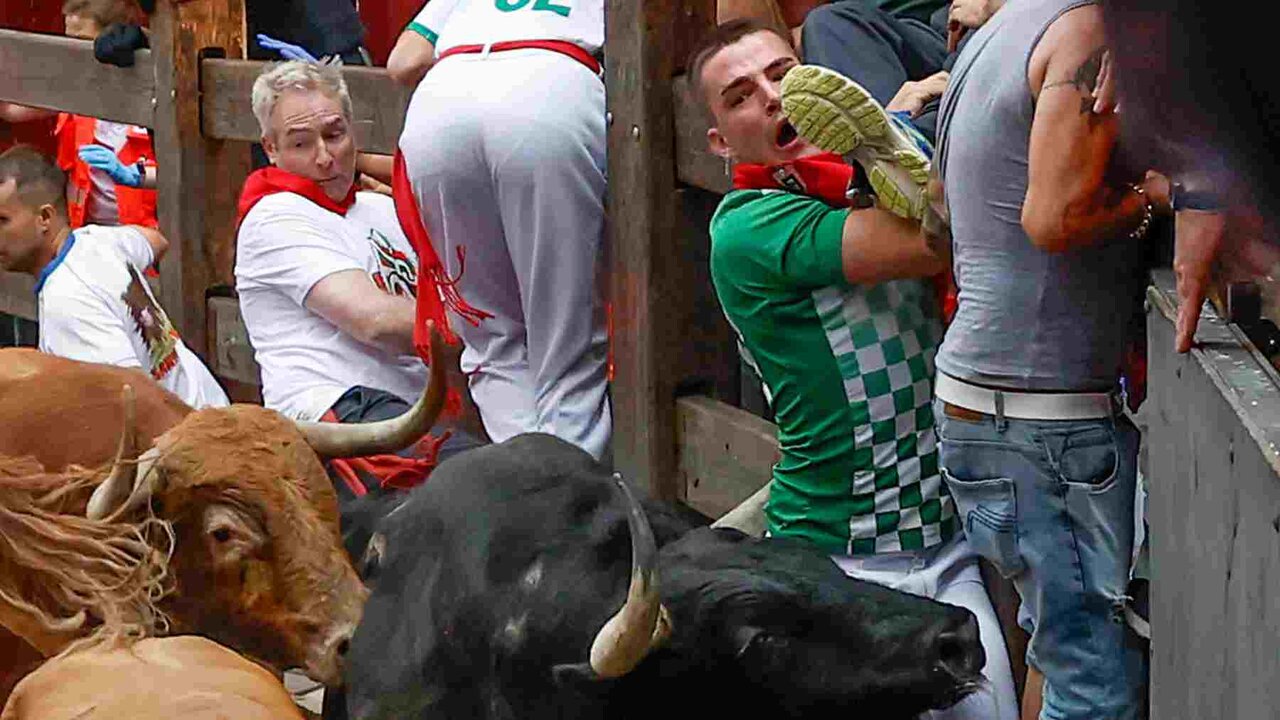 PAMPLONA, 10/07/2026.- Uno de los mozos es corneado por un toro de la ganader&iacute;a de &Aacute;lvaro N&uacute;&ntilde;ez en el tramo de Mercaderes durante el cuarto encierro de los Sanfermines 2026 este viernes en Pamplona. EFE/ Jes&uacute;s Diges