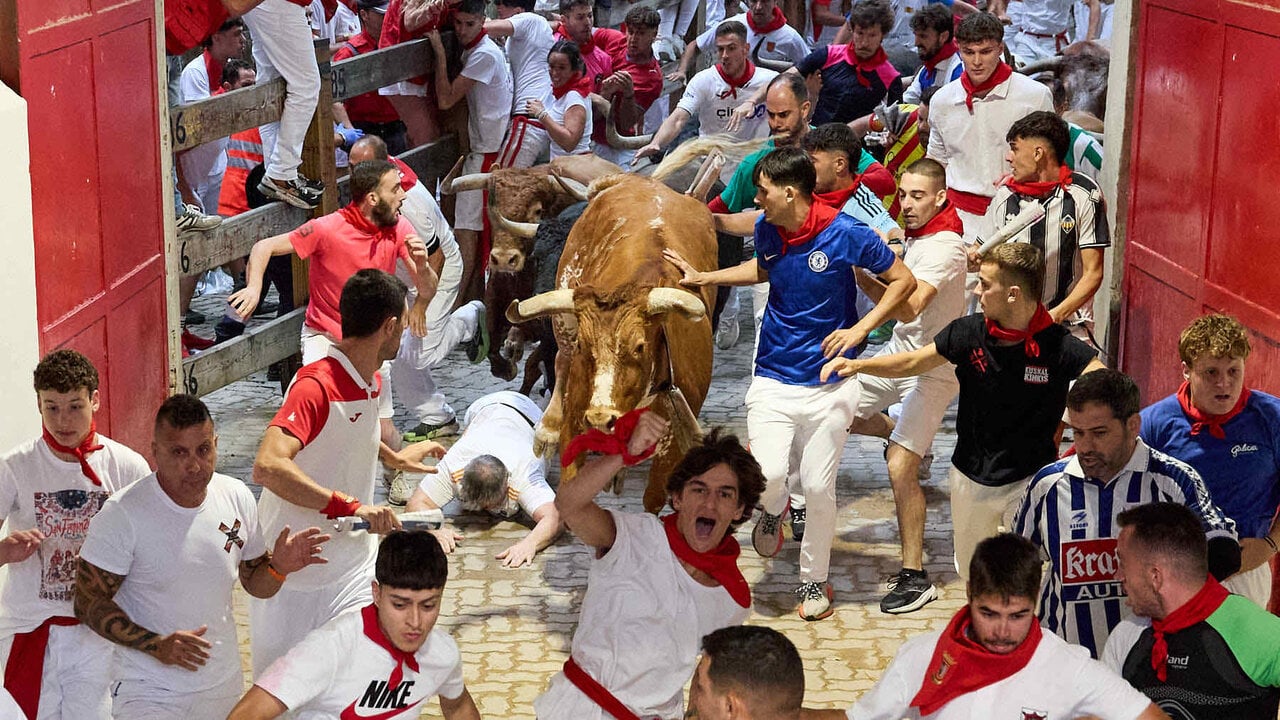 Pánico absoluto en el tramo del encierro de San Fermín donde los toros arrollan a los mozos