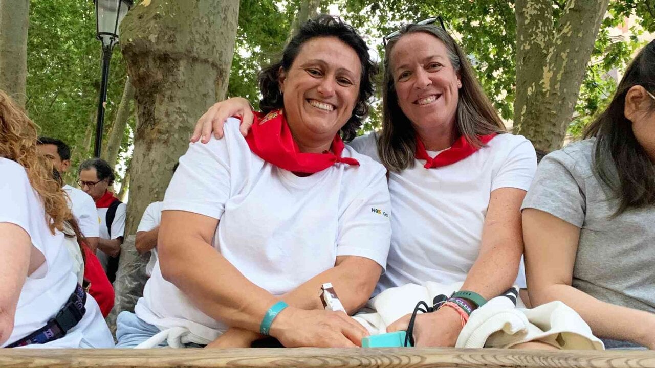 Las amigas que han viajado toda la noche desde Málaga para ver el encierro de San Fermín: 
