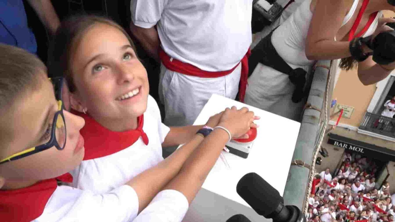 Los niños toman el control de San Fermín: Pamplona estalla de alegría con su primer Chupinazo Infantil