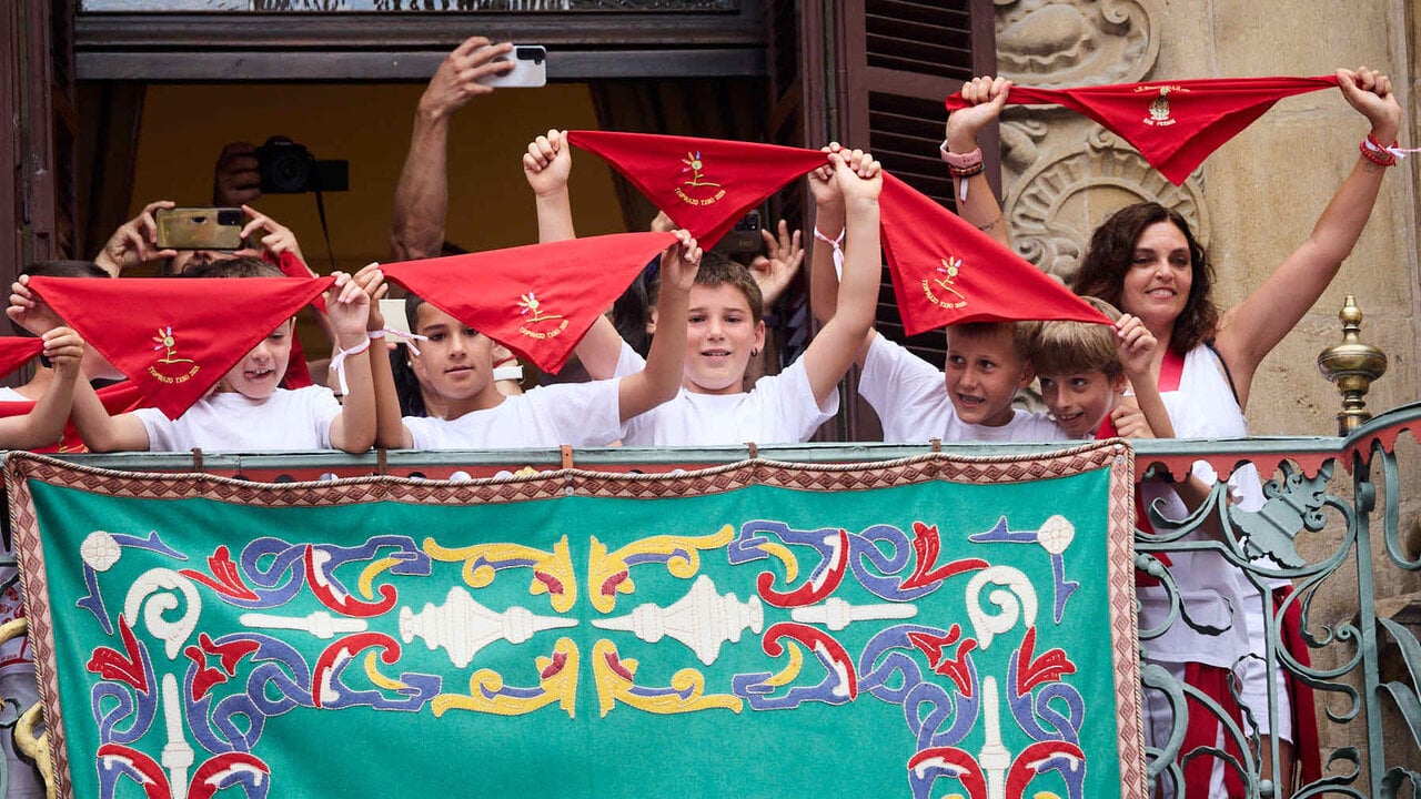 Primer Chupinazo Txiki de la historia de los Sanfermines en la plaza del Ayuntamiento de Pamplona durante las fiestas de San Ferm&iacute;n 2026. I&Ntilde;IGO ALZUGARAY