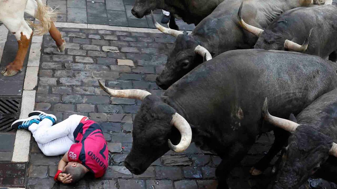 Los espectaculares toros de José Escolar vuelan en un quinto encierro de máxima tensión en Pamplona