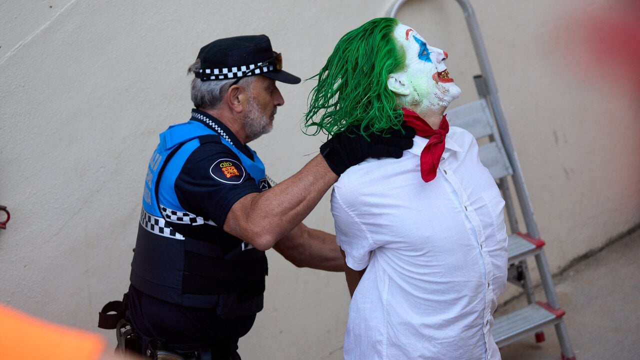 Cae el 'Joker' en Pamplona: la multa que se va a llevar por tocar a los toros y grabar con el móvil durante el encierro