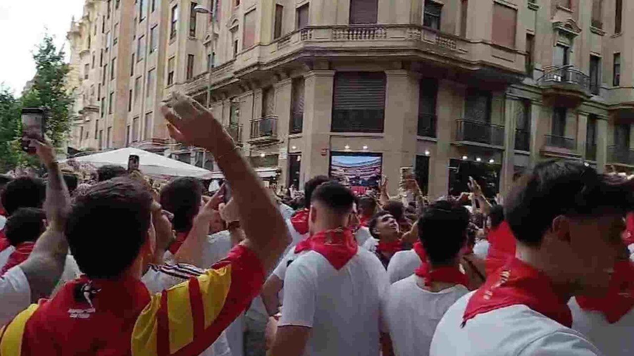 Cientos de personas tararean en San Ferm&iacute;n el himno de Espa&ntilde;a.