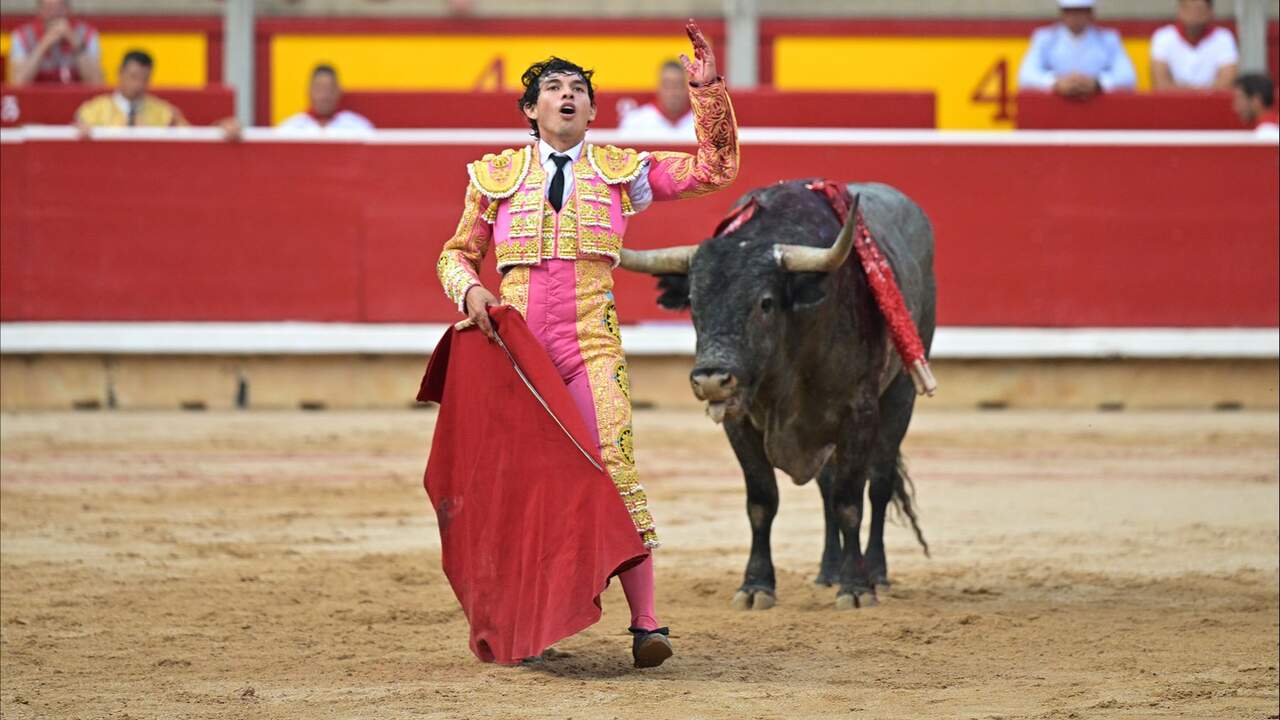 El torero Isaac Fonseca durante la lidia a su segundo toro de la tarde en la s&eacute;ptima de abono de la Feria del Toro de los Sanfermines 2026 con toros de la ganader&iacute;a abulense de Jos&eacute; Escolar y en la que ha compartido cartel con los diestros Antonio Ferrera y Juan de Castilla. EFE/ Daniel Fern&aacute;ndez