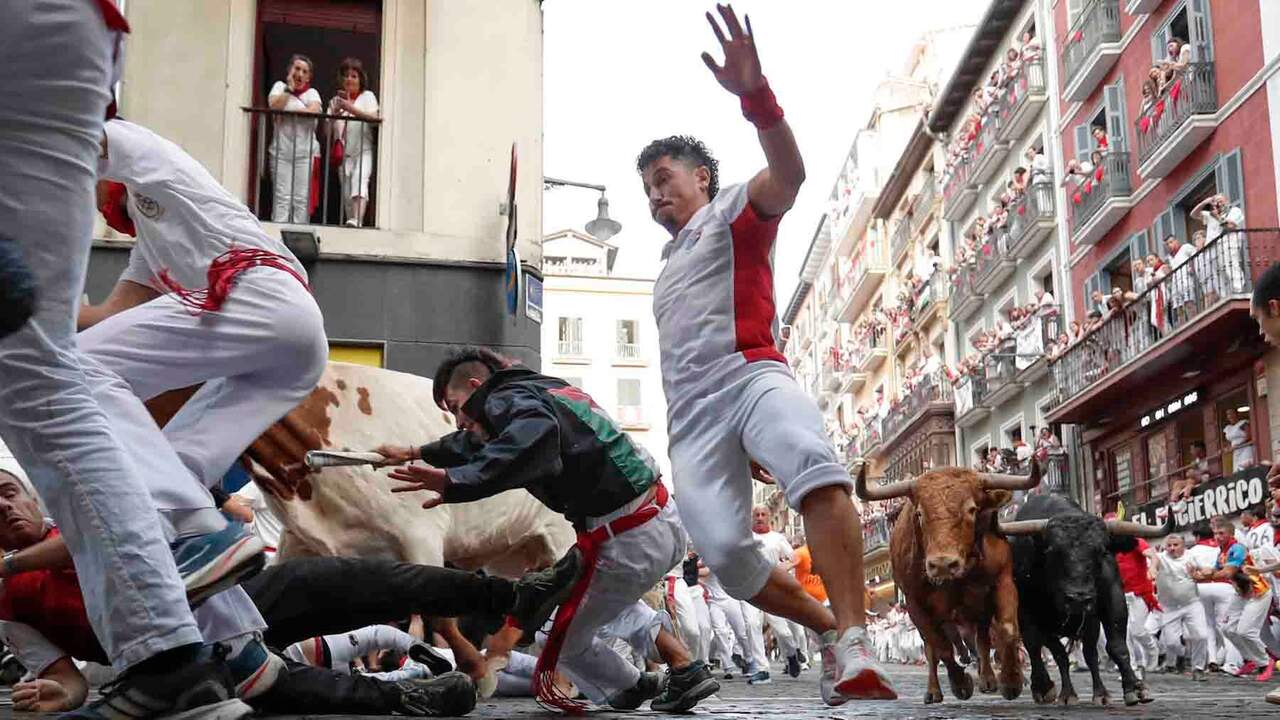 PAMPLONA, 12/07/2026.- Los toros de la ganader&iacute;a gaditana de La Palmosilla entran en la curva de Mercaderes durante el sexto encierro de los Sanfermines 2026, este domingo en Pamplona. EFE/Villar L&oacute;pez