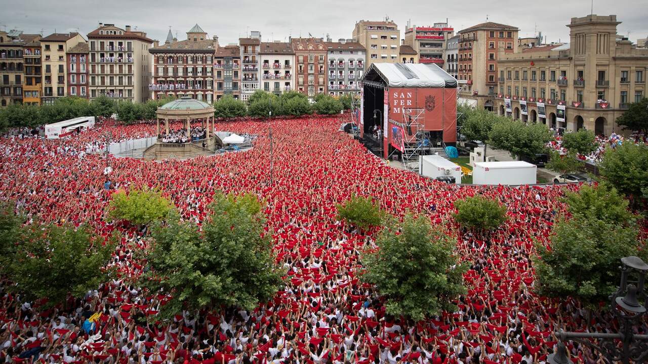 De los antiguos festejos taurinos a los grandes conciertos: la historia viva de la Plaza del Castillo en San Fermín