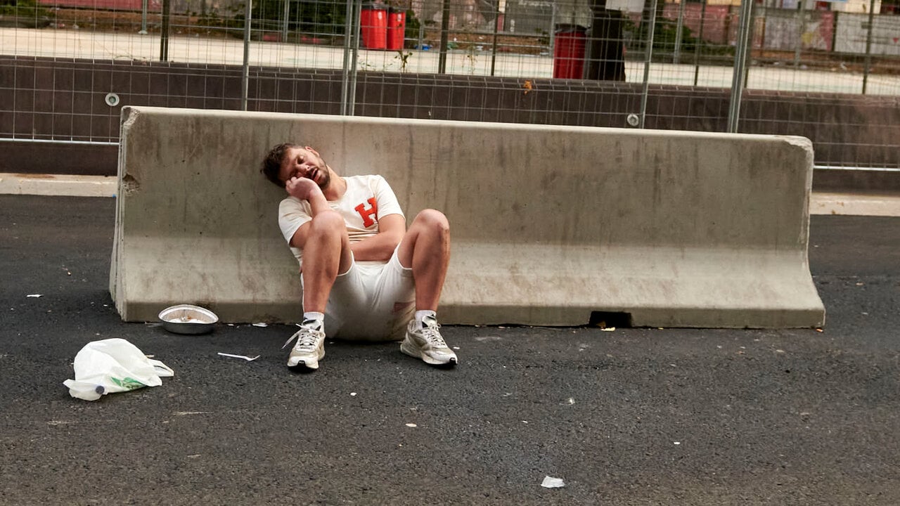 El cansancio vence en San Fermín: duerme apoyado en una barrera de hormigón en el Paseo de Sarasate