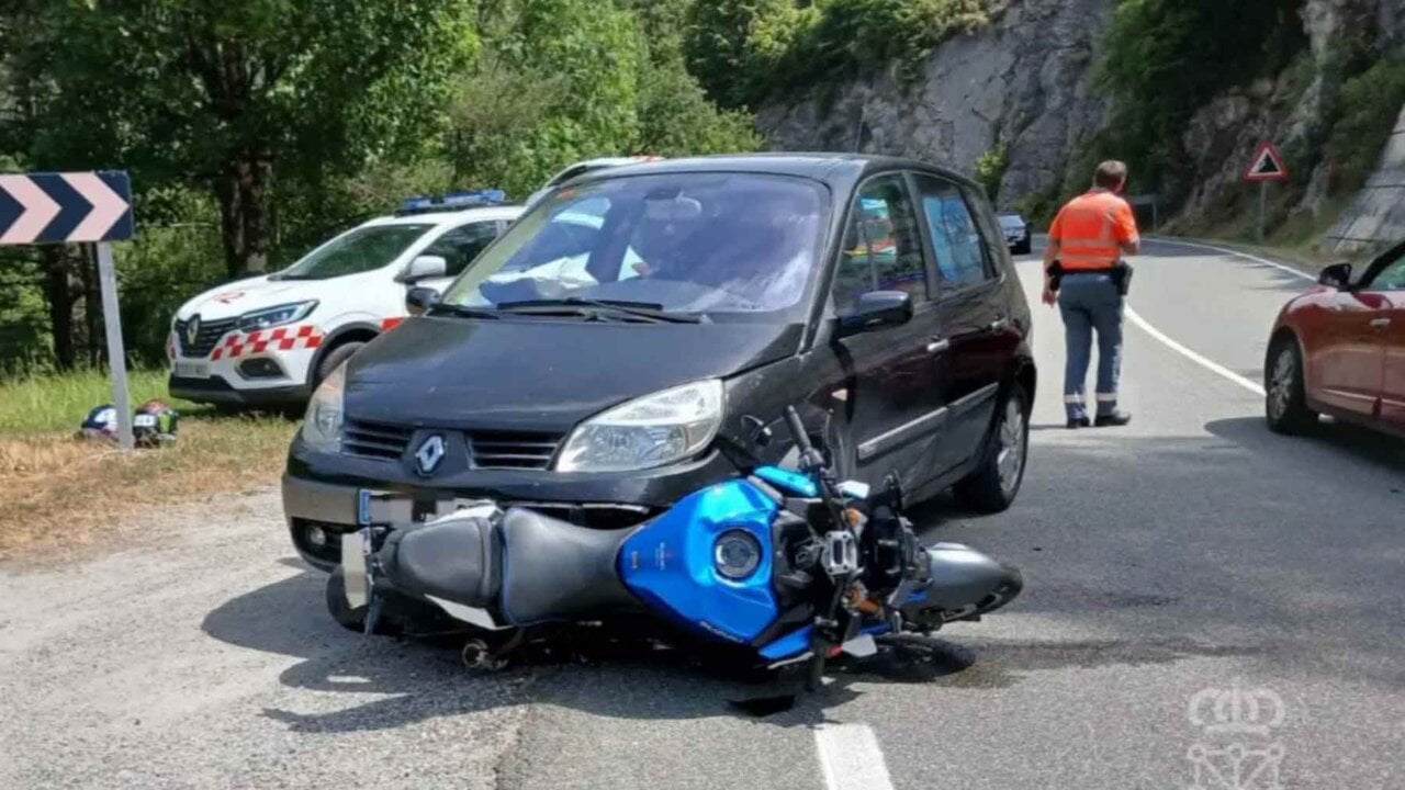 Grave accidente con seis heridos en una colisión entre un turismo y una moto muy cerca de Pamplona