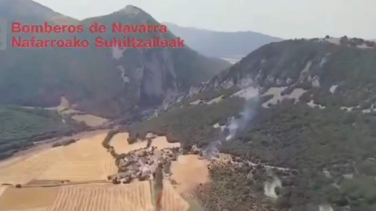 Un incendio forestal cerca de Atondo moviliza a tres helicópteros y a varias dotaciones de bomberos