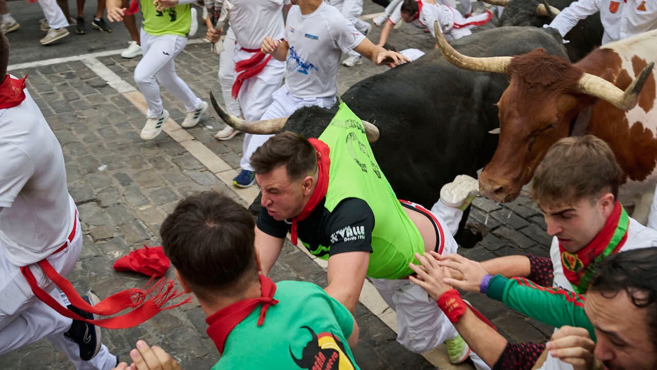 S&eacute;ptimo encierro de San Ferm&iacute;n 2026 con toros de Miura en la curva de Telef&oacute;nica. PABLO LASAOSA