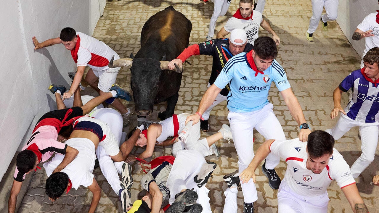 S&eacute;ptimo encierro de San Ferm&iacute;n 2026 con toros de la ganader&iacute;a de Miura en el tramo del callej&oacute;n y entrada a la plaza. I&Ntilde;IGO ALZUGARAY