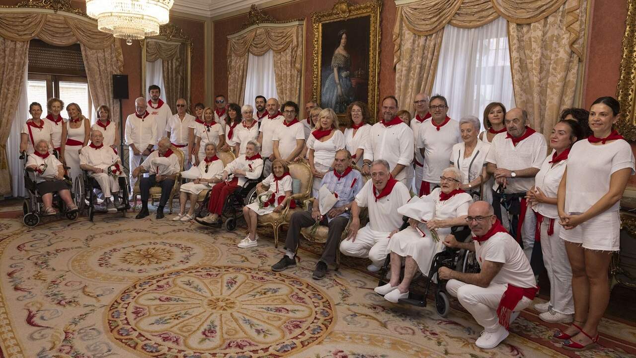 El homenaje por San Fermín a los pamploneses centenarios, con una cumpleañera que ha llegado justo hoy a los cien años