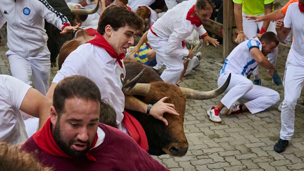 &Uacute;ltimo encierro de San Ferm&iacute;n 2026 con toros de Jandilla en la bajada al callej&oacute;n. PABLO LASAOSA